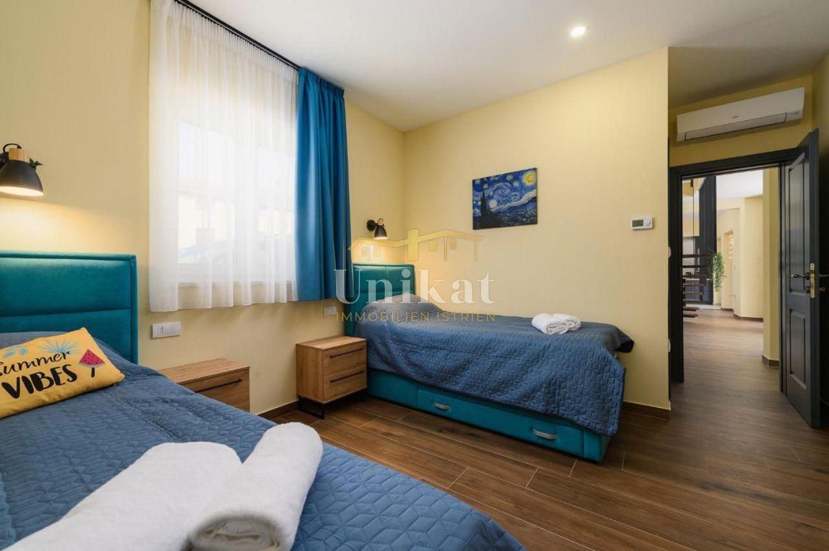 Vila z dvema stanovanjski enotama - pogled na morje